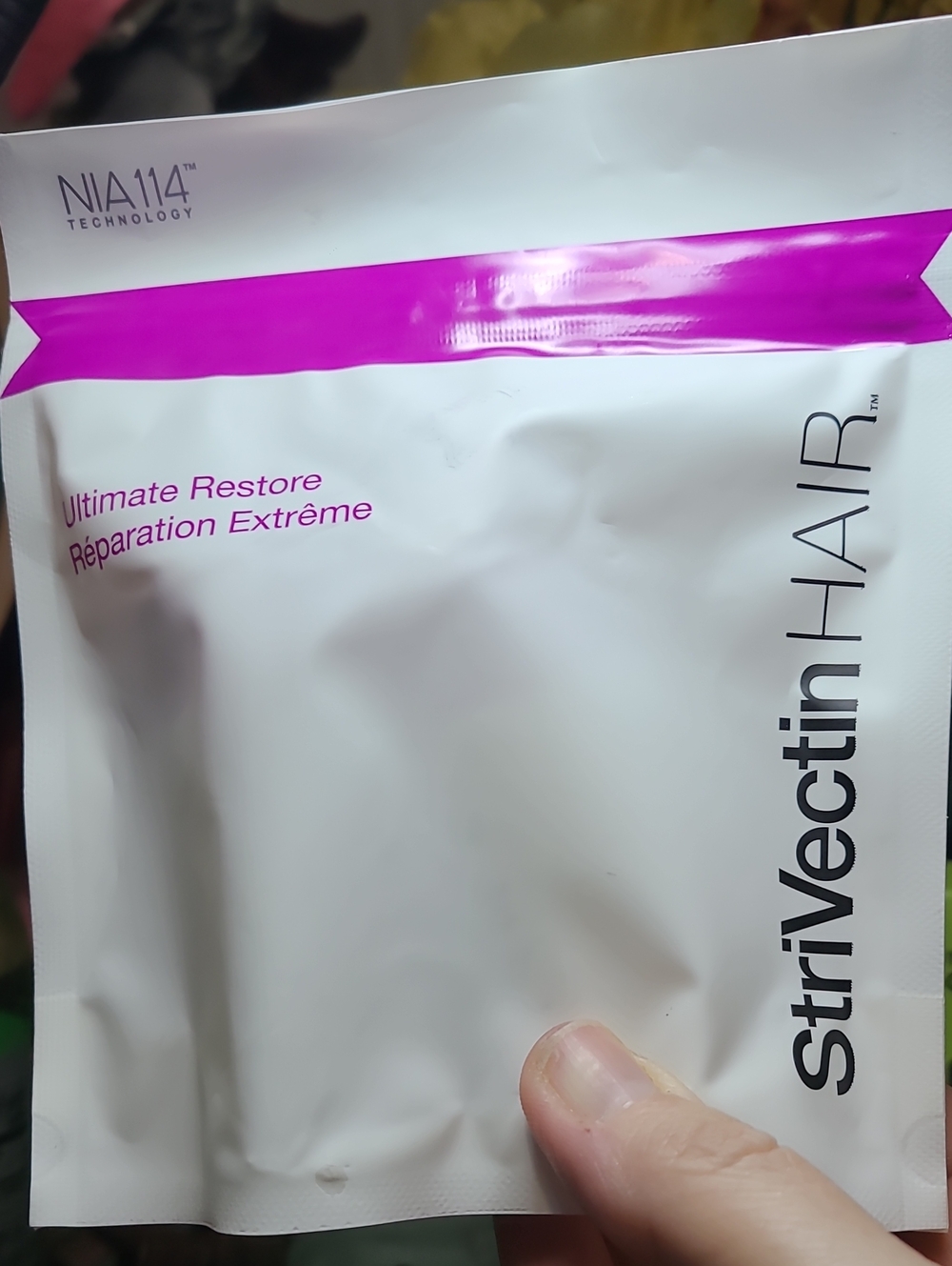 StriVectin Hair Ultimate Restore Sachet – White & Magenta Accent
